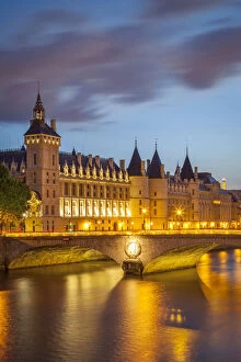 Images Dated 19th March 2014: The Concierge along River Seine, Paris