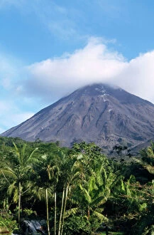 Central America Collection: Costa Rica - Arenal Volcano