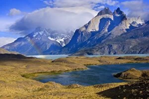 Images Dated 21st March 2010: Cuernos del Paine - mountain scenery encompassing