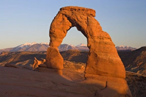 Images Dated 21st April 2009: Delicate Arch - delicately sculptured sandstone arch standing in front of snow-covered Manti-La