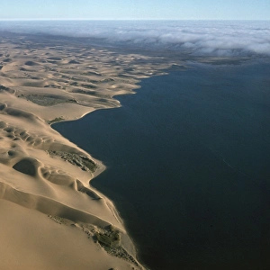 Images Dated 22nd May 2006: Desert - sea mist coast near sandwich Harbour, South West Africa