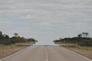 DH-3055 Australia - Heat Haze merges the road