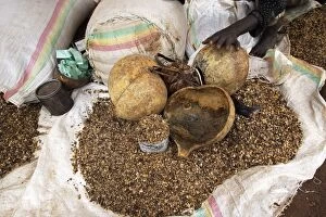 Images Dated 20th August 2005: Dimeka market - coffee market (coffee bean husks)