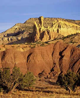 FG-CD-87 Dinosaur geology: Sedimentary sequence at Ghost Ranch, New Mexico Triassic Chinle Formation (red, foreground); Jurassic Entrada Formation (red/white cliffs); Jurassic Morrison Formation (slopes); Cretaceous Dakota Sandstone (upper cliffs). Aside for having been the residence of the artist Georgia O'Keeffe, Ghost Ranch, near Abiquiu, New Mexico, is also famous for the discovery of a mass mortality site of the dinosaur 'Coelophysis'. An expedition of the American Museum of Natural History led by Edwin Colbert found the site in 1947. Coelophysis was a small carnivorous dinosaur of the late Triassic. Francois Gohier Please note that pritns are for personal display purposes only and may not be reproduced in any way. : Images Dated 25th April 2008: Dinosaurs - Geology Sedimentary sequence at Ghost Ranch, New Mexico: Triassic Chinle Formation (red)
