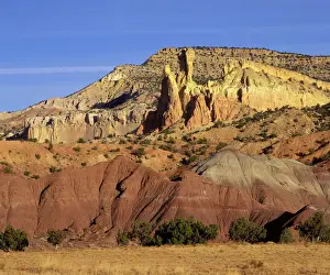Dinosaurs - Geology Sedimentary sequence at Ghost Ranch, New Mexico: Triassic Chinle Formation (red, foreground); Jurassic Entrada Formation (red/white cliffs); Jurassic Morrison Formation (slopes)