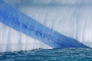 Dispersion of light in an iceberg in the Lemaire