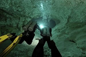 Images Dated 5th December 2004: Divers with torches