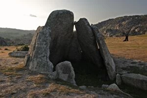Images Dated 4th April 2007: Dolmen Burial Chamber - from Megalithic era, beside San Vincente Alcantara, Extremadura, Spain
