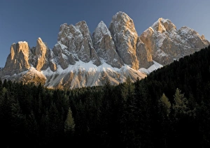 Images Dated 14th October 2005: The Dolomites: the Geisler gruppe (up to 3000m) from Zanse Alm in the Val di Funes