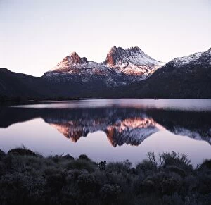 Cradle Gallery: Dove Lake, the classic view..Cradle Mountain-Lake