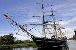 Images Dated 29th October 2007: Earl of Pembroke three masted tall ship barque on Sharpness canal after leaving Gloucester Docks