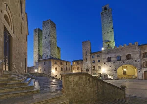 Images Dated 28th October 2011: Europe, Italy, Tuscany, San Gimignano, Piazza