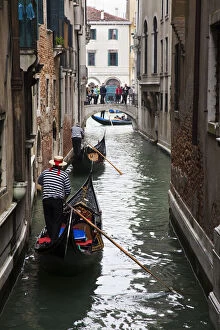 Back Gallery: Europe, Italy, Venice. Gondoliers In back