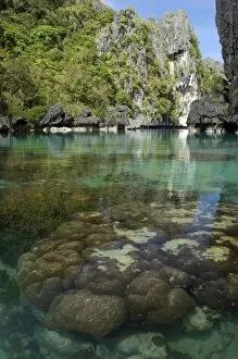 Images Dated 20th January 2008: The exit (between the rocks) of a Big Lagoon of El Nido Minilok island