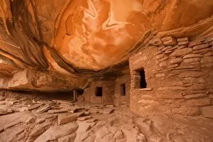 Fallen Roof Ruin - ancient puebluan dwelling built into an alcove perched more than 100 feet above the floor of Road