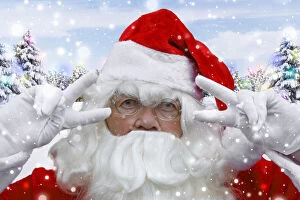 Images Dated 17th March 2020: Father Christmas / Santa Claus in winter snow scene Date: 27-Oct-06
