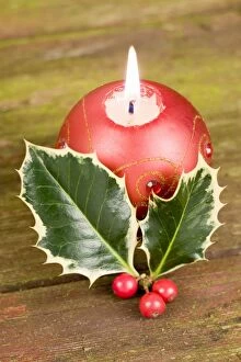 FEU-647 Christmas Candle and holly berries