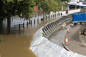 Images Dated 29th April 2007: Flood barriers alongside flooded River Severn in spate June 27 2007 - Upton upon Severn Worcs UK