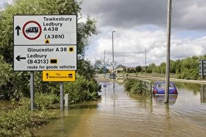 Images Dated 24th July 2007: Flooding - cars partly submerged on flooded in Newtown, Tewkesbury Gloucestershire