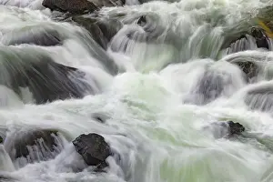 Drive Prints: Flowing water in Firehole River, Yellowstone National Park, Wyoming Date: 26-09-2020