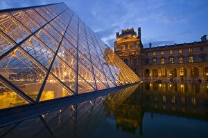 Images Dated 26th June 2007: France, Paris. The Louvre at twilight