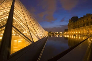 Images Dated 26th June 2007: France, Paris. The Louvre at twilight
