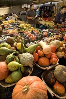 Images Dated 29th October 2005: Fruit & Vegetable Market Fruit & Vegetable Market