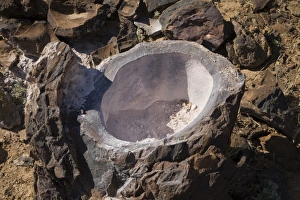 Images Dated 14th August 2007: Geode Geodes form from expansion of an initial cavity filled with fluid, often a salt solution