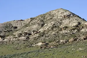 GEOLOGY: K-T boundary site The photo depicts a hill near the town of Sussex, north of Casper, Wyoming, USA. The KT boundary layer is located on top of the grey sediments near the base of the hill