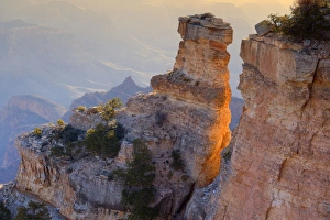 Images Dated 5th April 2009: Grand Canyon - rock formation in the shape of a turret and panoramic view from Yaki Point into
