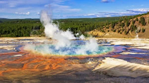 : Grand Prismatic Spring, Yellowstone National Park, Wyoming, USA. Date: 25-05-2021