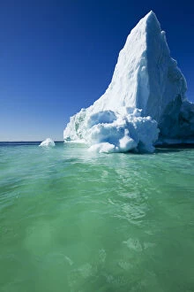 Iceberg Gallery: Greenland, Ilulissat, Massive iceberg floating