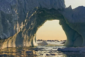 Iceberg Gallery: Greenland, Ilulissat, Setting midnight sun