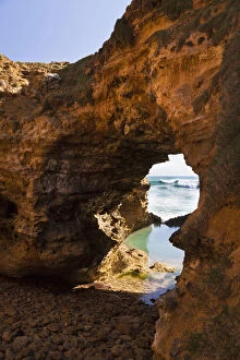Breaker Gallery: The Grotto and cliffs, Great Ocean Road