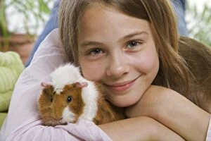 Images Dated 9th August 2007: Guinea Pig - with girl