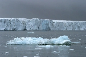 Images Dated 24th August 2003: Hinlopen Glacier - and ice floes Spitzbergen. Svalbard