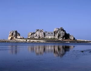 Brittany Gallery: A house built between the rocks at Plougrescant