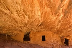 House on Fire Ruin - ancient puebluan dwelling built into an alcove in Mule Canyon
