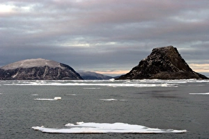 Images Dated 27th August 2003: Ice floe North Svalbard, Spitzbergen, Norway