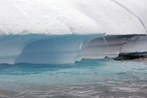 Images Dated 27th January 2008: Iceberg - dispersion of light - Lemaire Channel