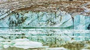 Alberta Gallery: Icebergs on glacial meltwater under Mount Edith