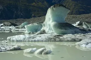 Icebergs thawing icebergs swimming in Tasman Glacier Lake Tasman Valley, Mount Cook National Park, South Island, New Zealand