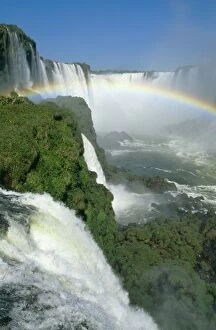 Images Dated 5th January 2005: Iguazu Falls 'Devil's Throat' Main fall from Brazil Brazil / Argentina border