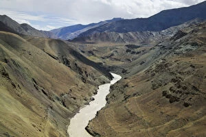 Images Dated 16th May 2011: Indus River flowing through the valley in