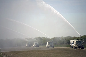 Images Dated 15th February 2006: Intensive irrigation from groundwater, on the edge of the Everglades National Park