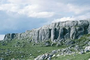 Images Dated 15th April 2005: Ireland - The Burren: Carboniferous Limestone Cliffs Co. Clare