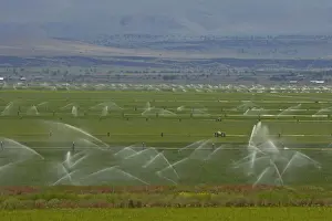 Irrigation of fertile valley Klamath Falls area Oregon, USA LA000819