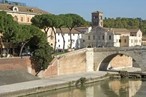 Images Dated 28th October 2005: Isola Tiberina / Tiber Island