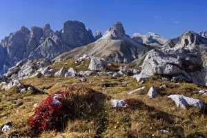 Images Dated 3rd October 2011: Italy - mountain panorama - view towards several