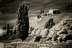 Images Dated 4th May 2021: Italy Tuscany, Villa in the Tuscan hillside